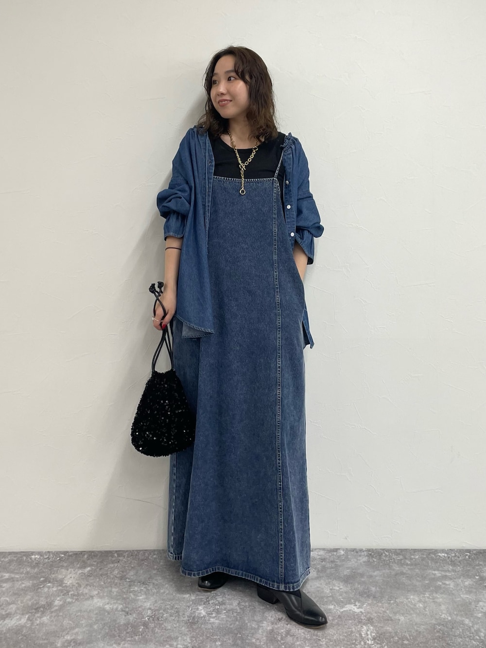 「レイヤードスタイル、休日スタイル、フリル、デニム、デニムコーデ、デニムワンピース、デニムキャミ、デニムオンデニム、デニムonデニム、ワントーンコーデ、デニムブラウス」｜「fredy emueのラメテレコ/ボーダー２WAY タンクトップ（タンクトップ、ブラック系）」を使った、ひかりさん（レディース・156cm）の夏コーディネートの1枚目の写真