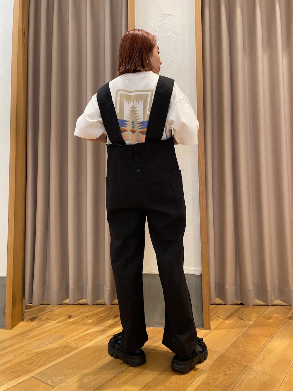 「PENDLETON、GEVACO、オールインワン、ジャンプスーツ、バックプリント、バックスタイル、白Tシャツ、SHAKA、サンダルコーデ、前後2way」｜「PENDLETONの【PENDLETON/ペンドルトン】Back Print Tee バックプリントTシャツ（Tシャツ/カットソー、ホワイト系）」を使った、ひかりさん（レディース・156cm）の春コーディネートの1枚目の写真