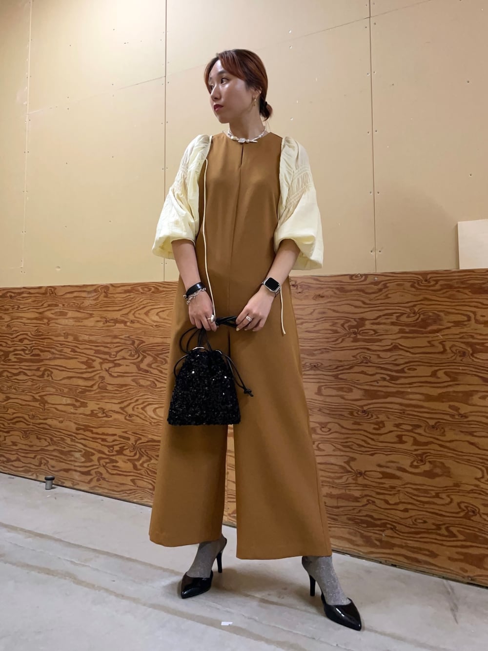 「オケージョン、オケージョンスタイル、お呼ばれスタイル、お呼ばれ、オールインワン、ボレロ、ボレロカーデ、結婚式、結婚式二次会スタイル、キレイめコーデ、淡色コーデ、羽織り、カーディガン、ミニバッグ、まとめ髪」｜「JETEEの【JETEE/ジュテ】スパンコール巾着ショルダーバッグ（ショルダーバッグ、ブラック系）」を使った、ひかりさん（レディース・156cm）の夏コーディネートの1枚目の写真