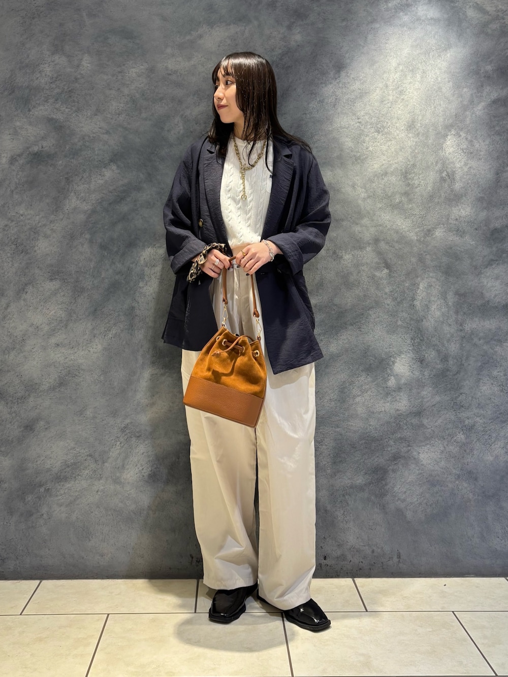 「ジャケット、ジャケットスタイル、ジャケットコーデ、ホワイトコーデ、ホワイトパンツ、ケーブルニット、半袖ニット、オフィスカジュアル、春コーデ、春アウター」｜「fredy emueのFR刺繍ケーブル柄ポケ付きプルオーバー（ニット/セーター、ホワイト系）」を使った、ひかりさん（レディース・156cm）の春コーディネートの1枚目の写真