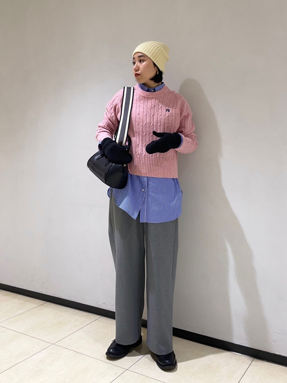 「ケーブルニット、ストライプシャツ、ボストンバッグ、ビーニー、新星WEARISTAにエントリー、クリスマスに着たい服、マイベストコーデ2023、ニット帽、お出かけコーデ、ニットコーデ、ホワイト、ピンクコーデ」｜「fredy emueのウールライクスラブクロスセミワイドパンツ（その他パンツ、グレー系）」を使った、ひかりさん（レディース・156cm）の冬コーディネートの1枚目の写真