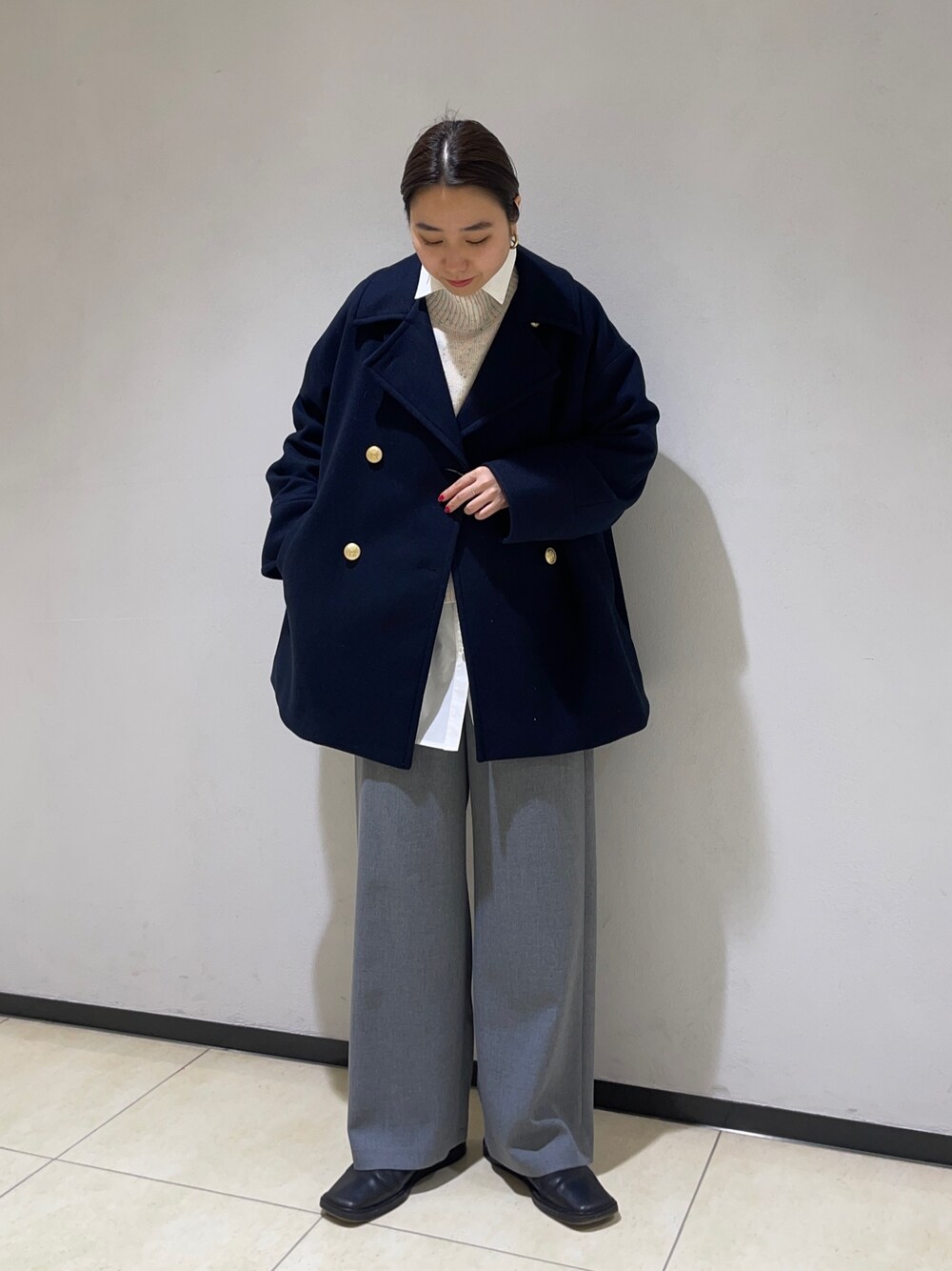 「ピーコート、ピーコート×シャツ、リラックスパンツ、レイヤードスタイル、冬服、ビッグシルエット、冬ファッション、冬アウター」｜「fredy emueのウールライクスラブクロスセミワイドパンツ（その他パンツ、グレー系）」を使った、ひかりさん（レディース・156cm）の冬コーディネートの1枚目の写真