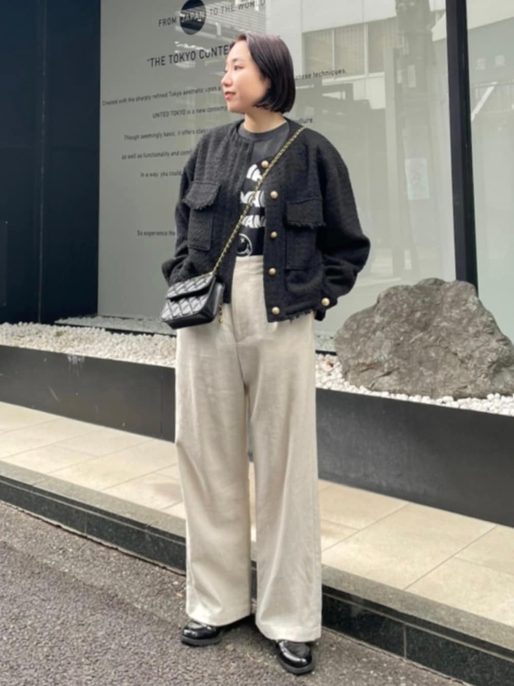 「ツイードジャケット、麻パンツ、リネンパンツ、ブラックコーデ、バンドT、バンT、キルティングバッグ、チェーンバッグ、ツイード、ローファーコーデ、きれいめカジュアル、ミニショルダー、ワイドパンツ、ホワイトパンツ、モノトーン」｜「fredy emueの【セットアップ可能】リネン混セミワイドパンツ（その他パンツ、ベージュ系）」を使った、ひかりさん（レディース・156cm）の春コーディネートの1枚目の写真