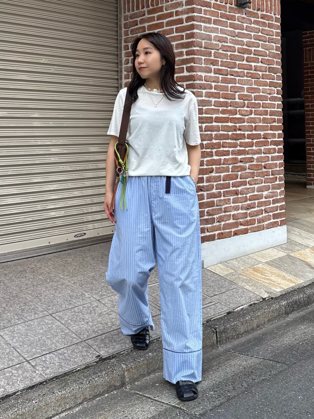 「パジャマパンツ、パジャマスタイル、パジャマコーデ、パジャマ、シアートップス、シアー、シアーT、シアーTシャツ、夏コーデ、夏服、夏ファッション、レザーサンダル、ストライプパンツ」｜「fredy emueのハイツイストコットンTシャツ（Tシャツ/カットソー、ホワイト系）」を使った、ひかりさん（レディース・156cm）の夏コーディネートの1枚目の写真