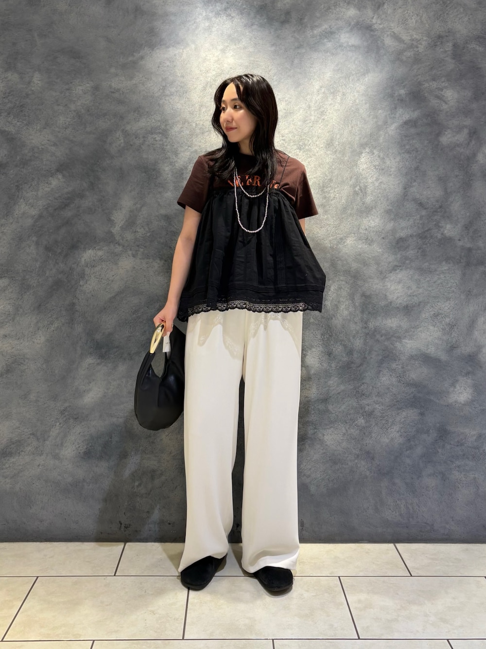 「レイヤードスタイル、スポーツミックス、カーゴパンツ、Tシャツ、Tシャツコーデ、Ｔシャツ、Tシャツ/カットソー、Tシャツスタイル、とろみパンツ、とろみ、大人、大人カジュアル、大人コーデ、大人かわいい、大人ガーリー」｜「fredy emueのとろみツイルストレートイージーパンツ（その他パンツ、ホワイト系）」を使った、ひかりさん（レディース・156cm）の夏コーディネートの1枚目の写真
