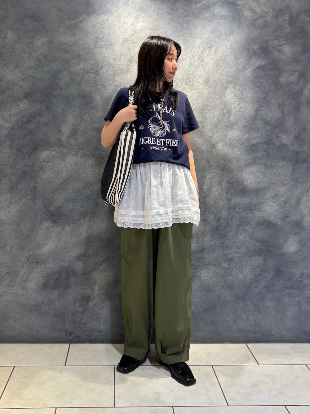 「Tシャツ、Tシャツコーデ、Tシャツスタイル、レイヤード、レイヤードスタイル、レイヤードstyle、レイヤードコーデ、カーゴパンツ、カーゴパンツコーデ、夏、夏コーデ、夏だ！Tシャツ着よう！、夏服、ネイビー、カーキパンツ」｜「fredy emueのLemonコンパクトグラフィックTシャツ（Tシャツ/カットソー、ブルー系）」を使った、ひかりさん（レディース・156cm）の夏コーディネートの1枚目の写真