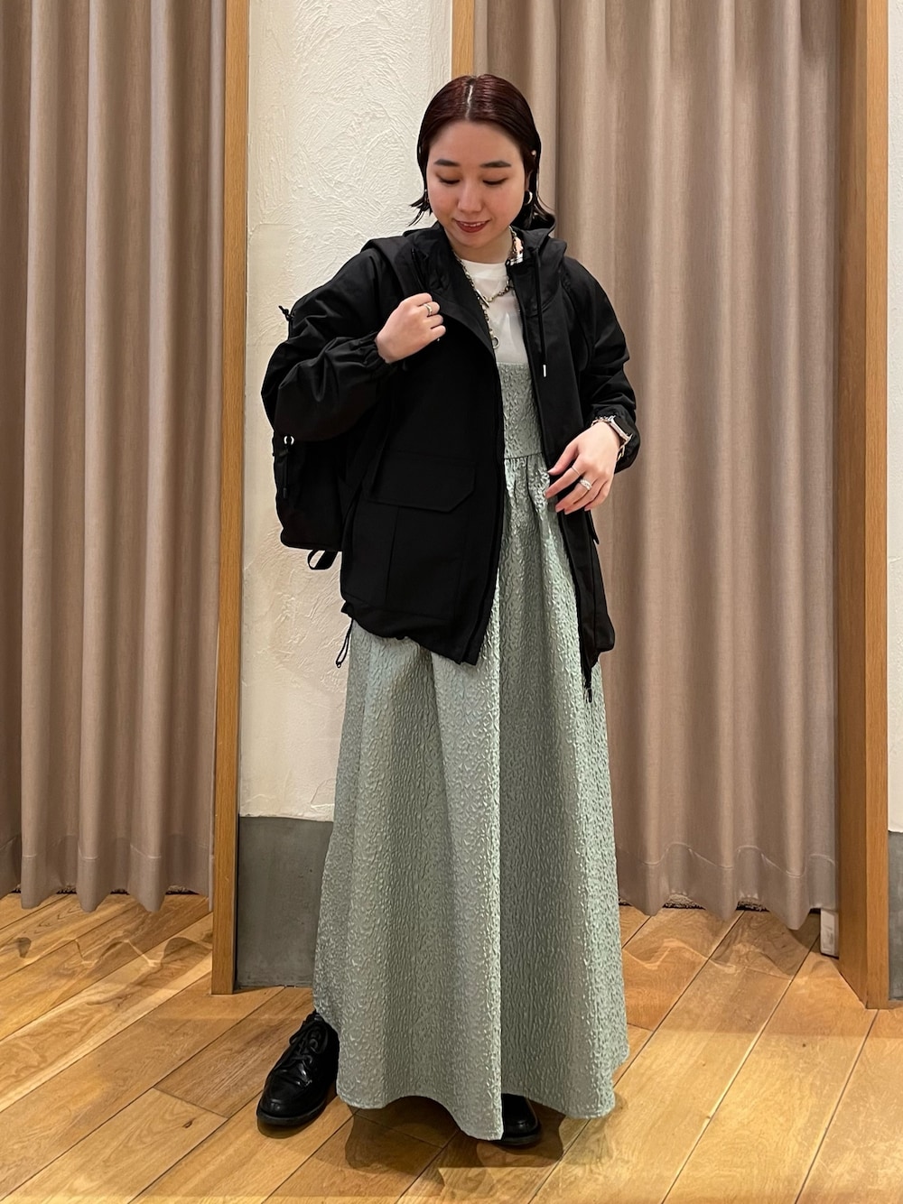 「キャミワンピ、キャミソールワンピ、ナイロンジャケット、ナイロンパーカー、ナイロンブルゾン、春服デビュー宣言、drifter」｜「fredy emueのジョーゼットTシャツブラウス（シャツ/ブラウス、ホワイト系）」を使った、ひかりさん（レディース・156cm）の春コーディネートの1枚目の写真