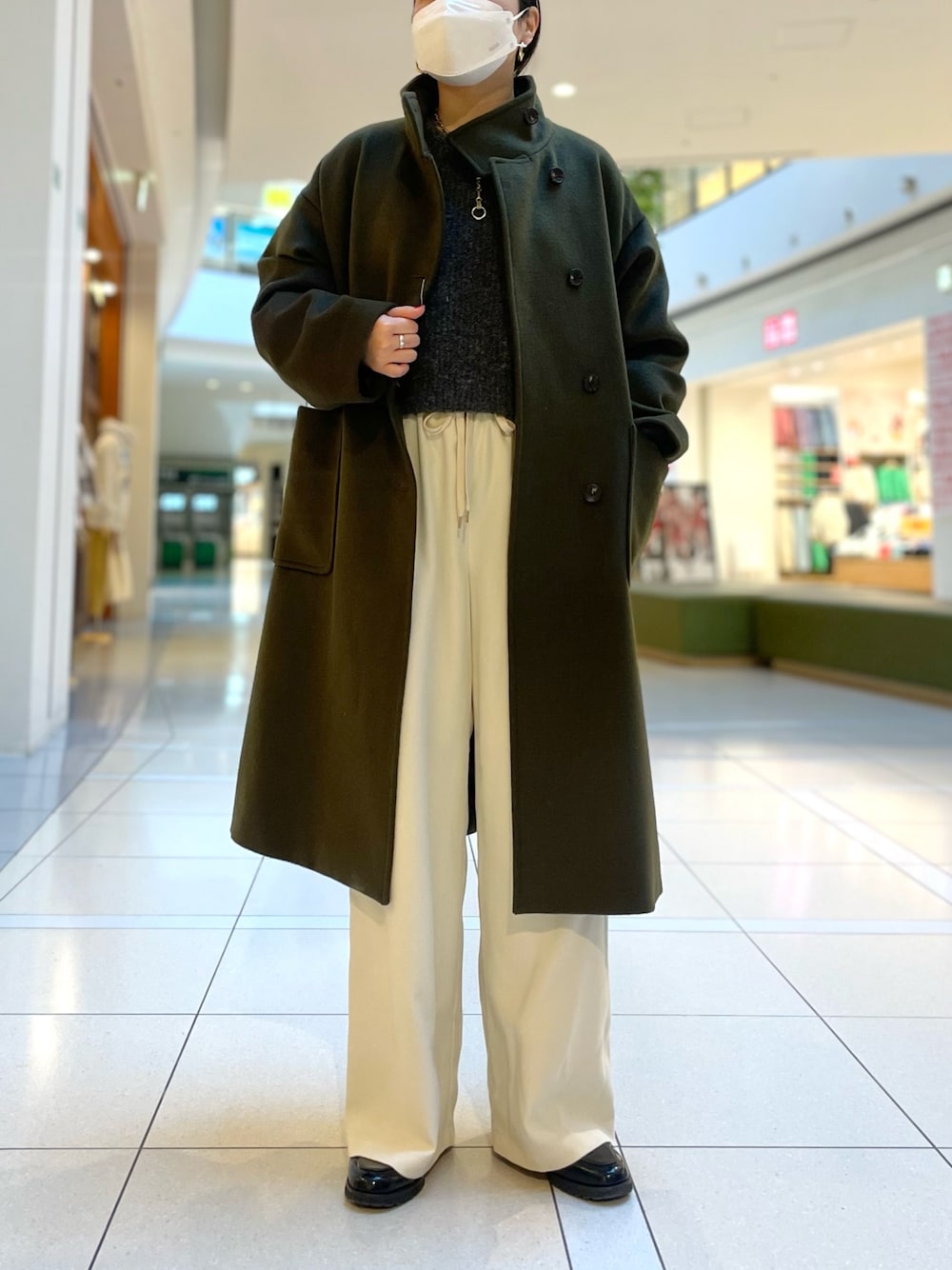 「シンプルコーデ、リラックススタイル、休日スタイル、スタンドカラーコート、セミワイドパンツ、ワイドパンツ、モコモコニット、ミドル丈コート、カーキアウター、ホワイトパンツ、きれいめカジュアル、ロングコート、ニット」｜「fredy emueのウール混ミドル丈スタンドコート（その他アウター、グリーン系）」を使った、ひかりさん（レディース・156cm）の冬コーディネートの1枚目の写真