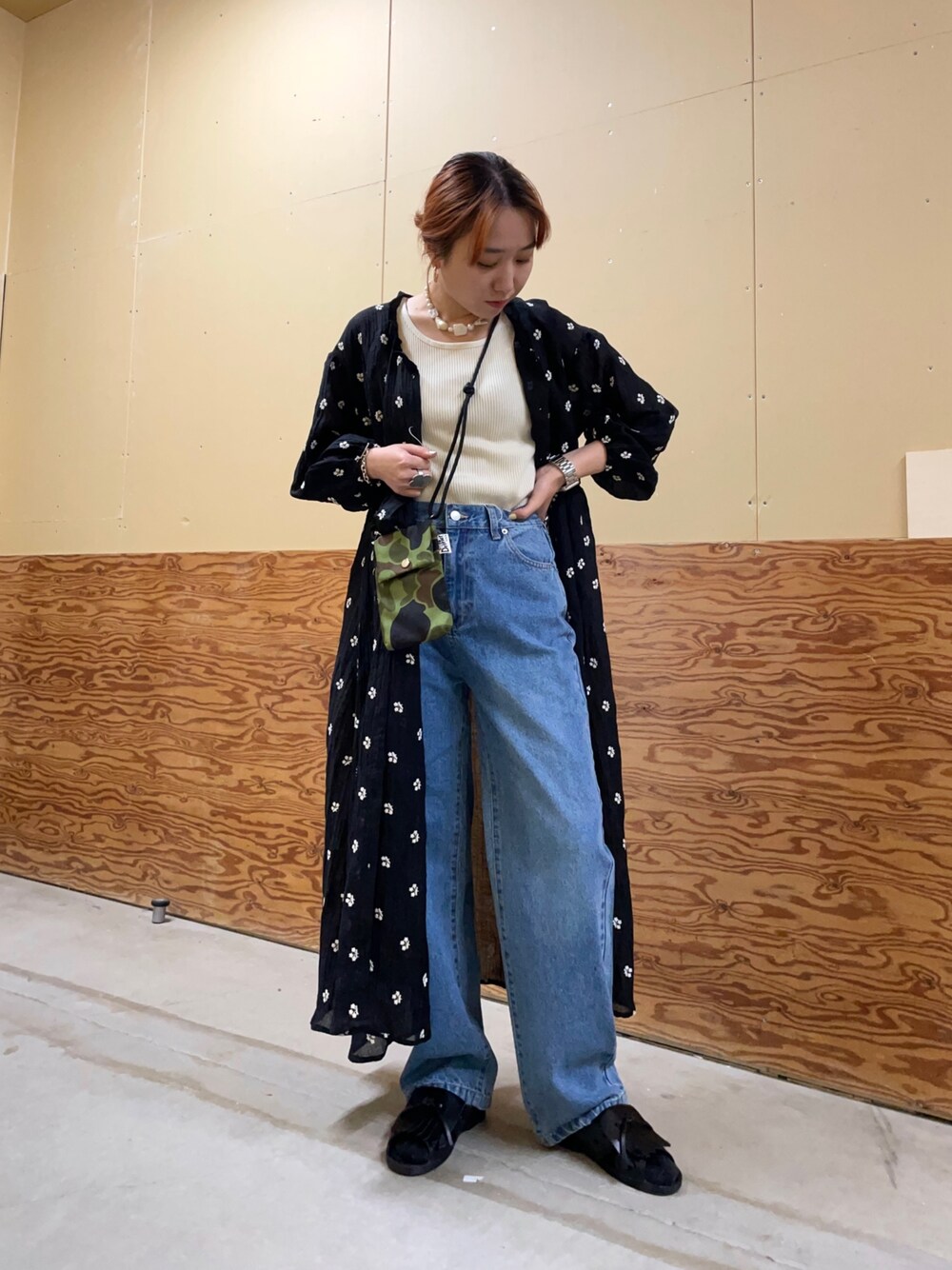 「刺繍ブラウス、刺繍ワンピース、デニムパンツ、デニムコーデ、着まわしコーデ、2wayワンピース、サンダルコーデ、タンクトップコーデ、リブタンクトップ、ワンピーススタイル」｜「fredy emueのニットライクテレコタンクトップ（Tシャツ/カットソー、ホワイト系）」を使った、ひかりさん（レディース・156cm）の夏コーディネートの1枚目の写真