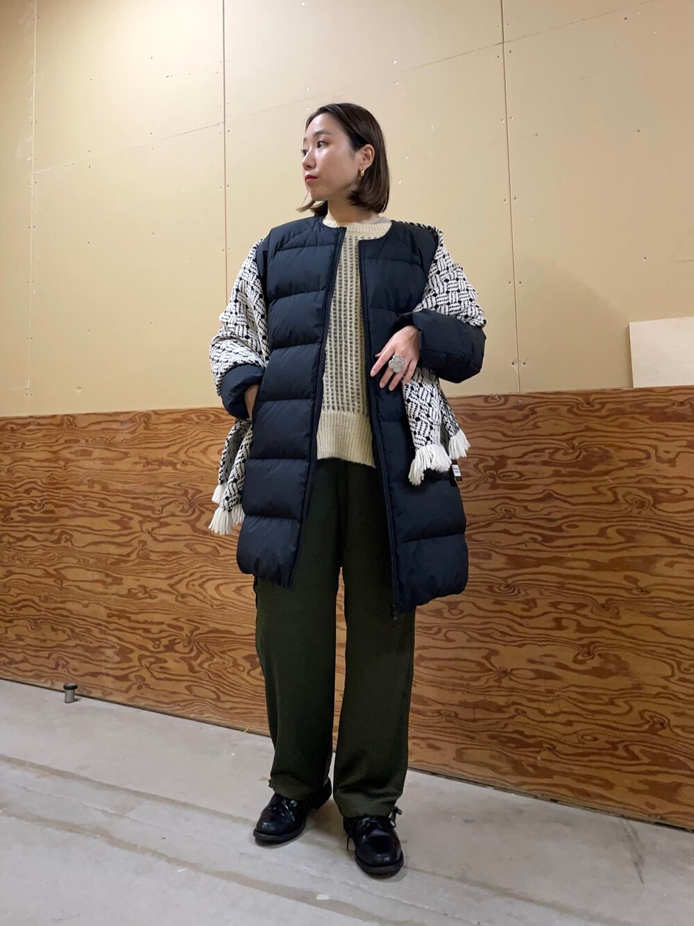 「ピレネックス、PYRENEX、ダウンジャケット、ダウンコート、ショール、サテンパンツ、メッシュニット、シンプルコーデ」｜「Pyrenexの【PYRENEX/ピレネックス】ARTNEY SOFT 3　ダウンコート（ダウンジャケット/コート、ブラック系）」を使った、ひかりさん（レディース・156cm）の秋コーディネートの1枚目の写真