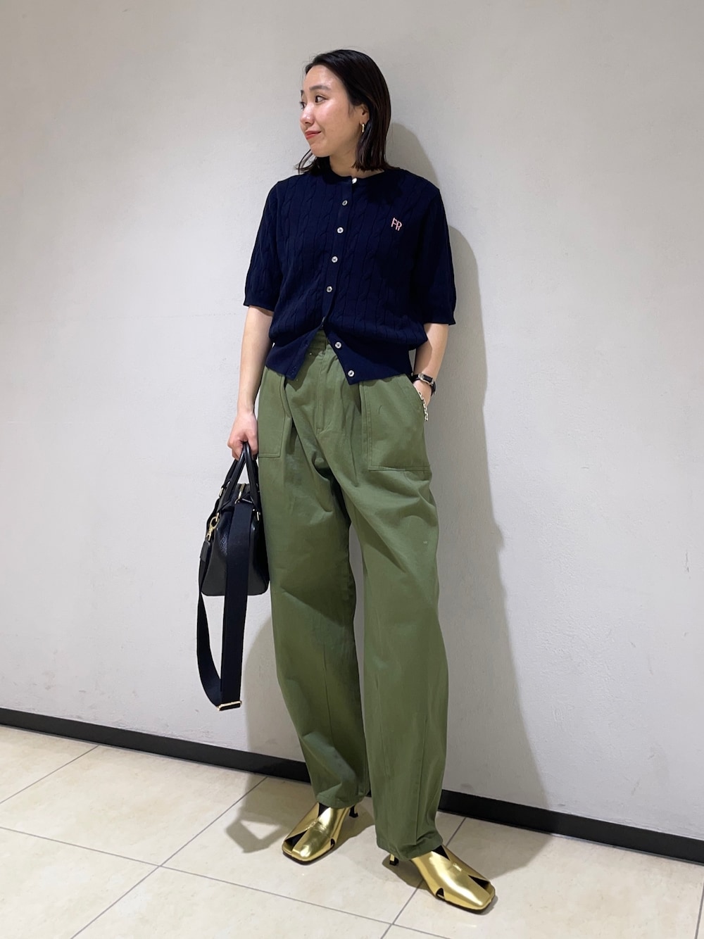 「カーディガン、ベイカーパンツ、カーゴパンツ、カーキパンツ、ケーブルニット、ケーブル編み、ケーブルニットカーディガン」｜「fredy emueのカーブベイカーパンツ（その他パンツ、グリーン系）」を使った、ひかりさん（レディース・156cm）の春コーディネートの1枚目の写真