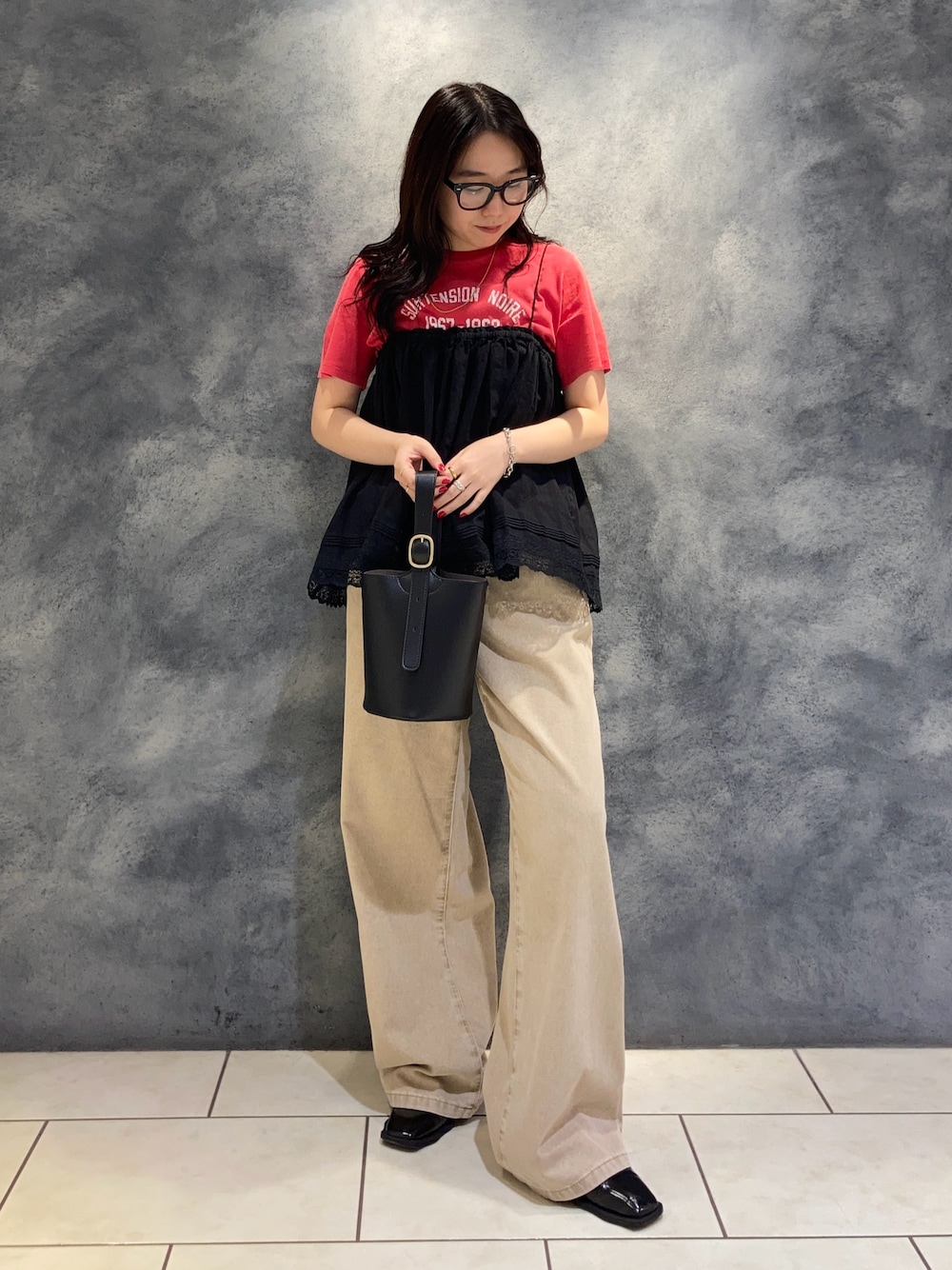 「デニム、古着MIX、古着、古着コーデ、ピグメントTシャツ、ピグメント、ブリーチデニム、ブリーチ加工、レイヤードスタイル、レイヤード、レイヤードstyle、レイヤードコーデ、メガネコーデ」｜「fredy emueのヴィンテージライクピグメントTシャツ（Tシャツ/カットソー、レッド系）」を使った、ひかりさん（レディース・156cm）の夏コーディネートの1枚目の写真