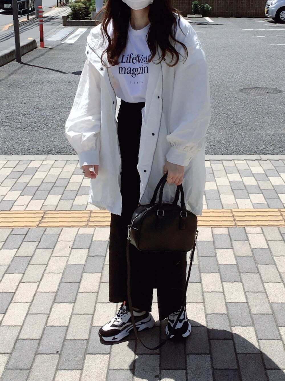 「ごきげんウィーク、春アウター、Tシャツ、ロゴT、スリットスカート、ダッドスニーカー、スニーカー、厚底シューズ、オトナカジュアル、休日スタイル、春夏コーデ、今日のコーデ、きれいめカジュアル、はるコーデ、GRL」｜「GRLのモンスターパーカー（マウンテンパーカー、ホワイト系）」を使った、コマさんさん（レディース・154cm）の春コーディネートの1枚目の写真
