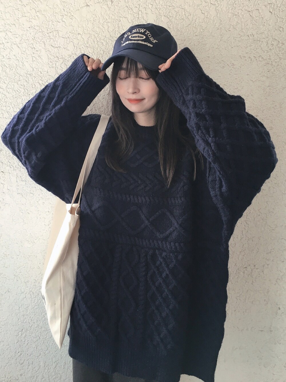 「ケーブルニット、ゆるニット、オーバーサイズ、キャップ、秋冬コーデ、大人かわいい、オトナ女子、楽チンコーデ、休日スタイル、低身長、韓国コーデ、パンツコーデ、休日コーデ、ビックシルエット、selectmoca」｜「MANGROVEの１９８９ロゴ刺繍キャップ（キャップ、ブルー系）」を使った、コマさんさん（レディース・154cm）の秋コーディネートの1枚目の写真