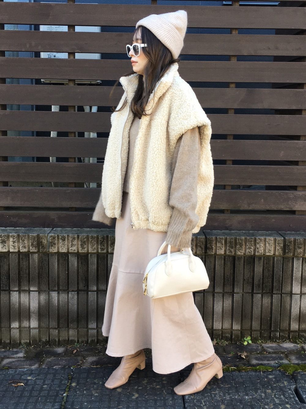 ベージュ系のトップス、ベージュ系のニット/セーター、ホワイト系のショルダーバッグを着用したレディースの秋コーディネートの1枚目の写真