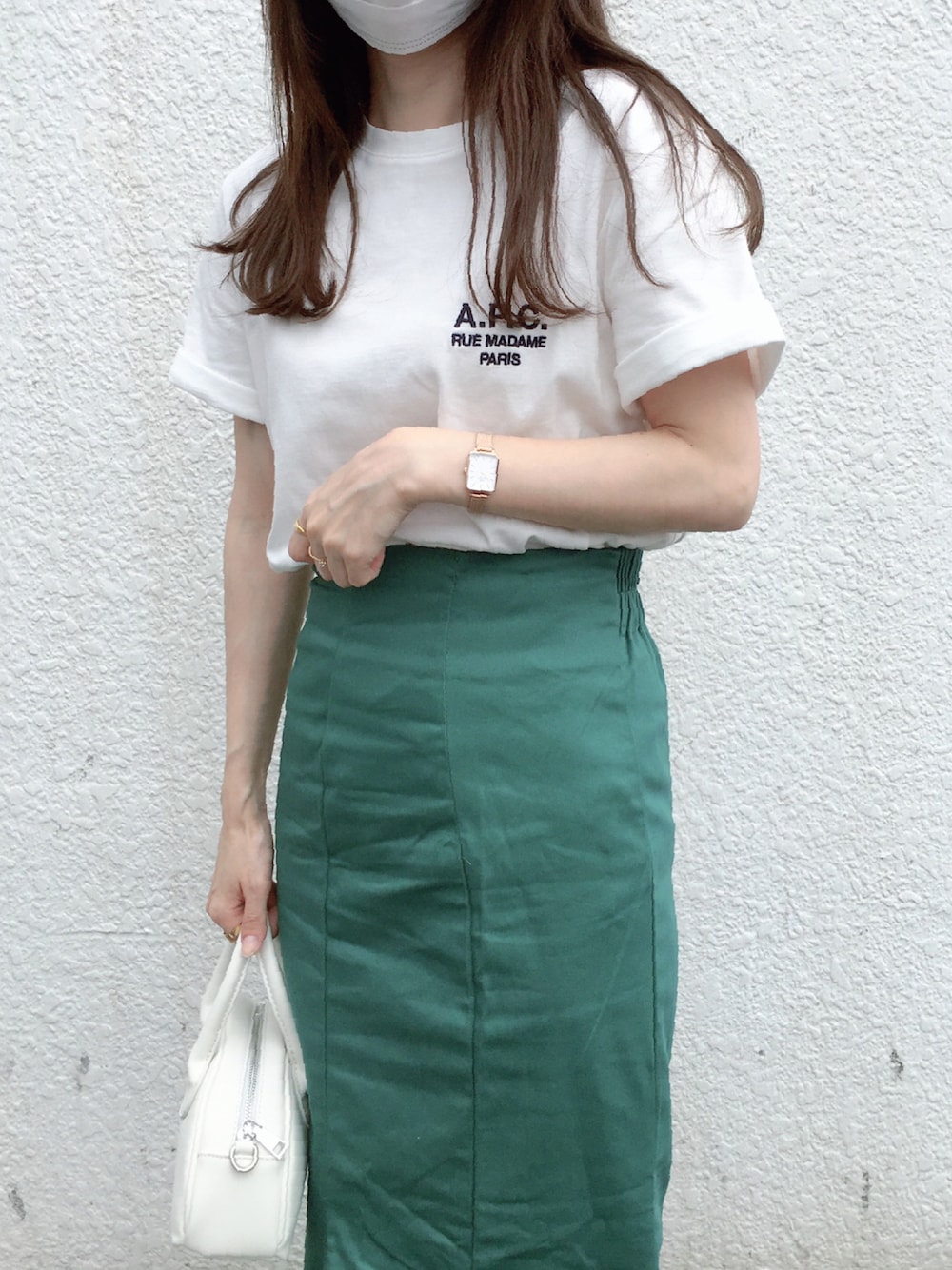 ホワイト系のTシャツ/カットソー、グリーン系のスカート、ホワイト系のボストンバッグを着用したレディースの夏コーディネートの1枚目の写真