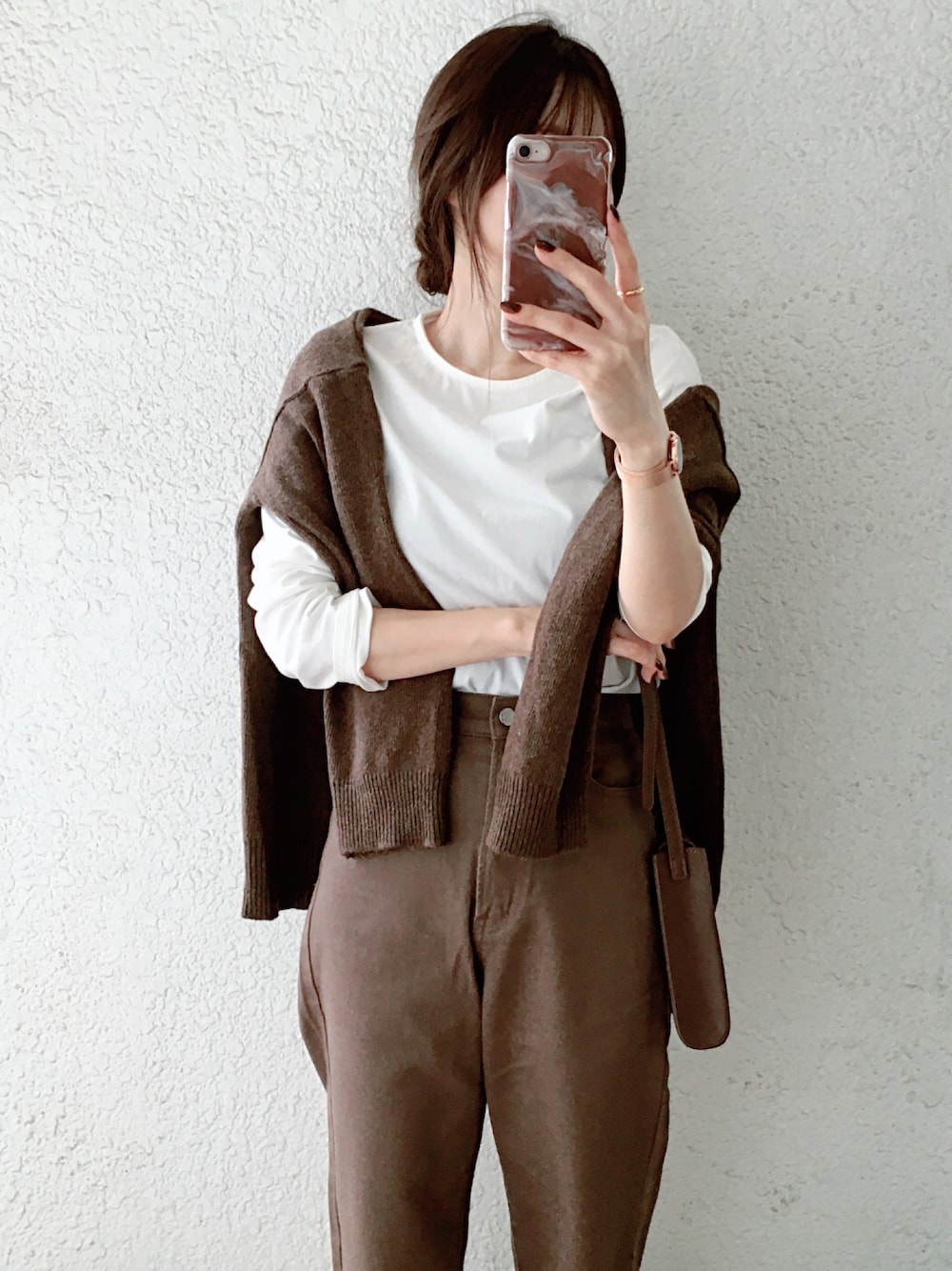 ホワイト系のTシャツ/カットソー、ブラウン系のカーディガン/ボレロ、ブラウン系のその他パンツを着用したレディースの秋コーディネートの1枚目の写真