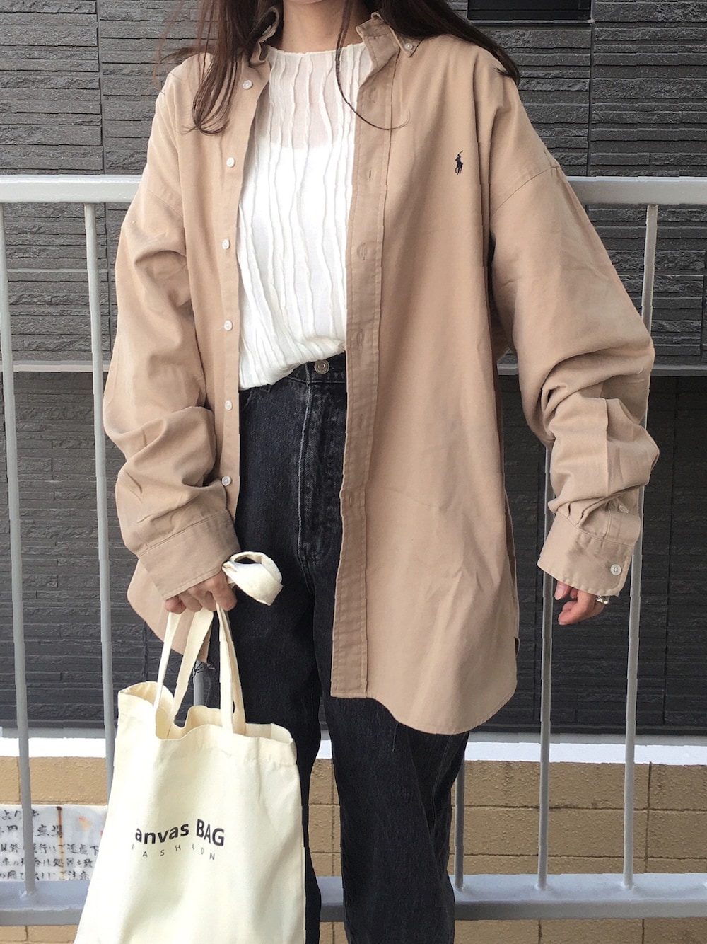 「春服デビュー宣言、シャツ、シャツスタイル、古着、古着MIX、古着コーデ、古着好きな人と繋がりたい、大人カジュアル、今日のコーデ、低身長女子、春コーデ、ビッグシルエット、春服みてみて、春、selectmoca」｜「select MOCAの2023 SS クリンクルシアーカットソー（Tシャツ/カットソー、ホワイト系）」を使った、コマさんさん（レディース・154cm）の春コーディネートの1枚目の写真