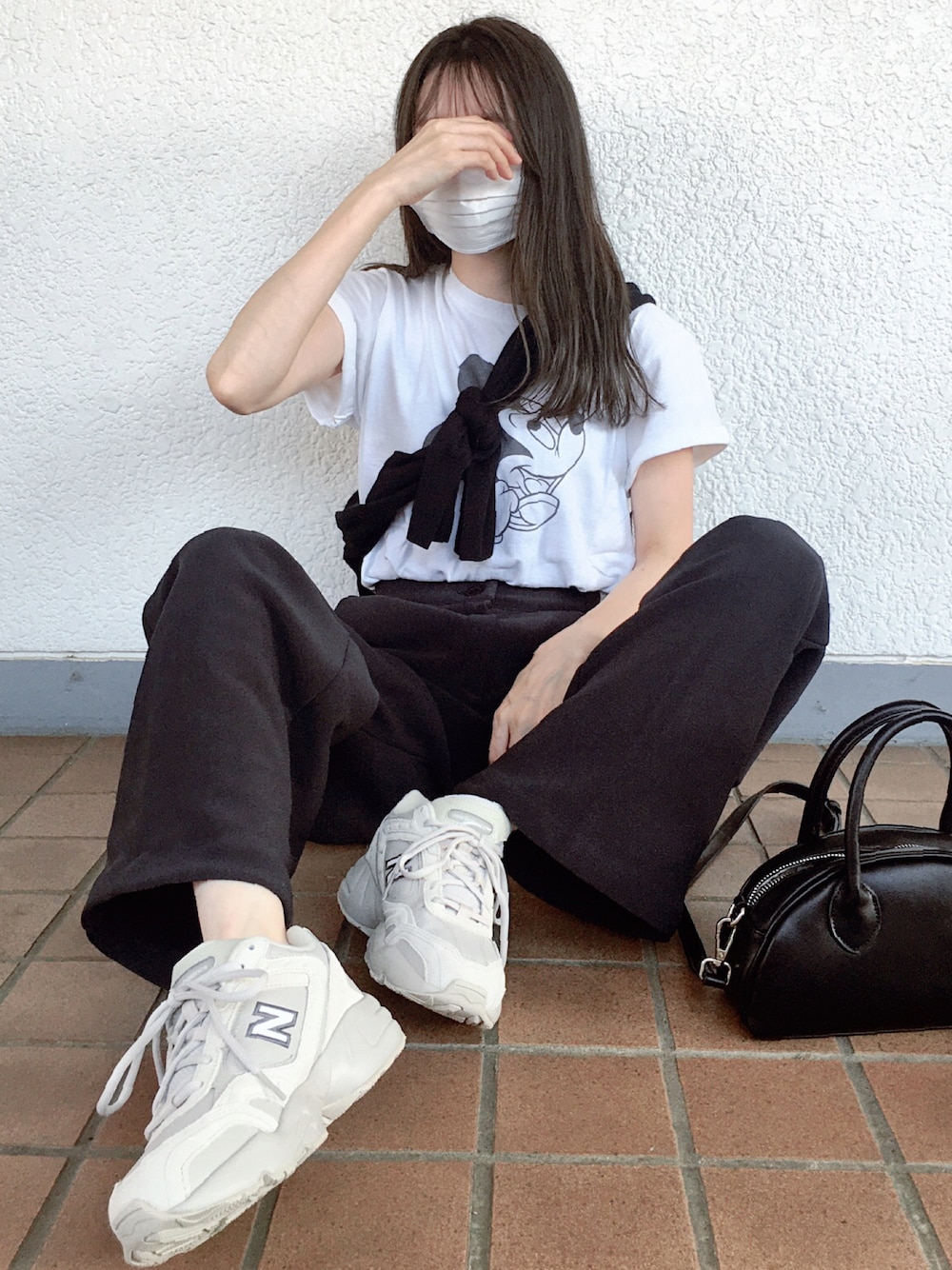 「Tシャツ、肩掛けカーデ、カーディガン、ワイドパンツ、初秋コーデ、カジュアル、シンプル、パンツコーデ、ショルダーバッグ、モノトーン、モノトーンコーデ、New Balance、スニーカー、着回しコーデ、おしゃれさんと繋がりたい」｜「6のアイテム（Tシャツ/カットソー、ホワイト系）」を使った、コマさんさん（レディース・154cm）の秋コーディネートの1枚目の写真