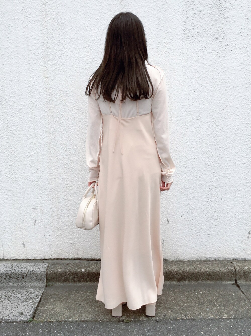 ホワイト系のTシャツ/カットソー、ベージュ系のワンピース、ベージュ系のサンダルを着用したレディースの春コーディネートの1枚目の写真