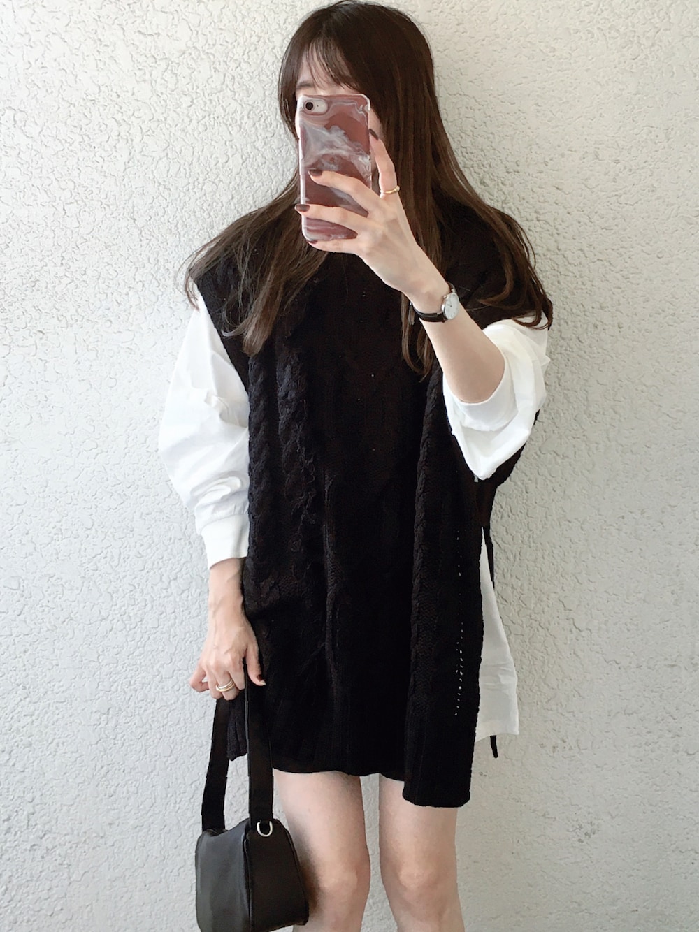 ホワイト系のTシャツ/カットソー、ブラック系のベスト、ブラック系のその他パンツを着用したレディースの秋コーディネートの1枚目の写真