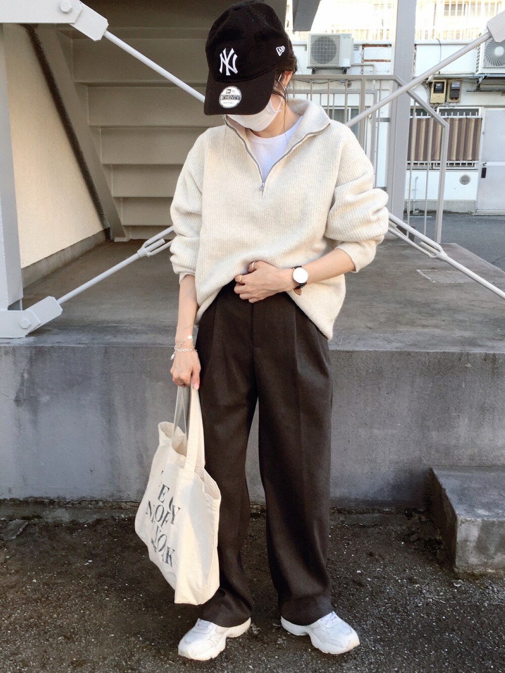 「秋服、ニット、ハーフジップ、ワイドパンツ、New Balance、スニーカーコーデ、カジュアル、秋コーデ、休日コーデ、今日のコーデ、低身長女子、シンプルコーデ、トートバッグ、あったかコーデ、ラフ」｜「UNIQLOのアイテム（トップス、ホワイト系）」を使った、コマさんさん（レディース・154cm）の秋コーディネートの1枚目の写真