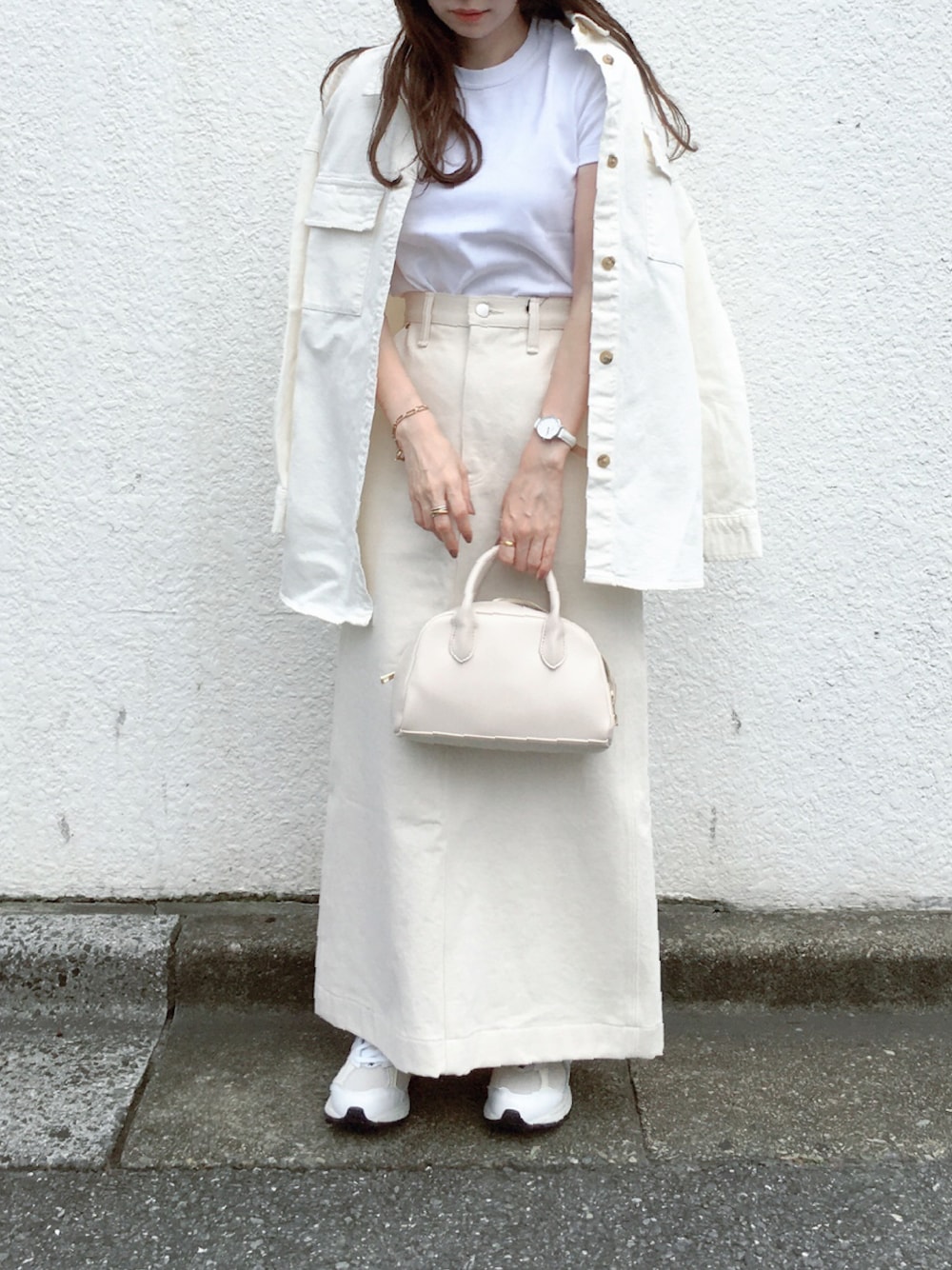 ホワイト系のジャケット/アウター、ホワイト系のTシャツ/カットソー、ホワイト系のデニムスカートを着用したレディースの秋コーディネートの1枚目の写真