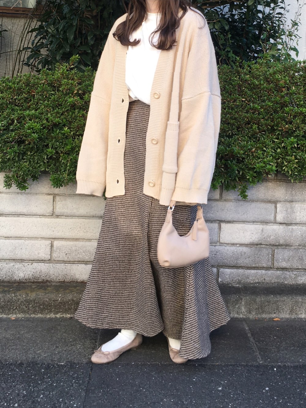 ホワイト系のTシャツ/カットソー、ブラウン系のスカート、ベージュ系のバレエシューズを着用したレディースの秋コーディネートの1枚目の写真