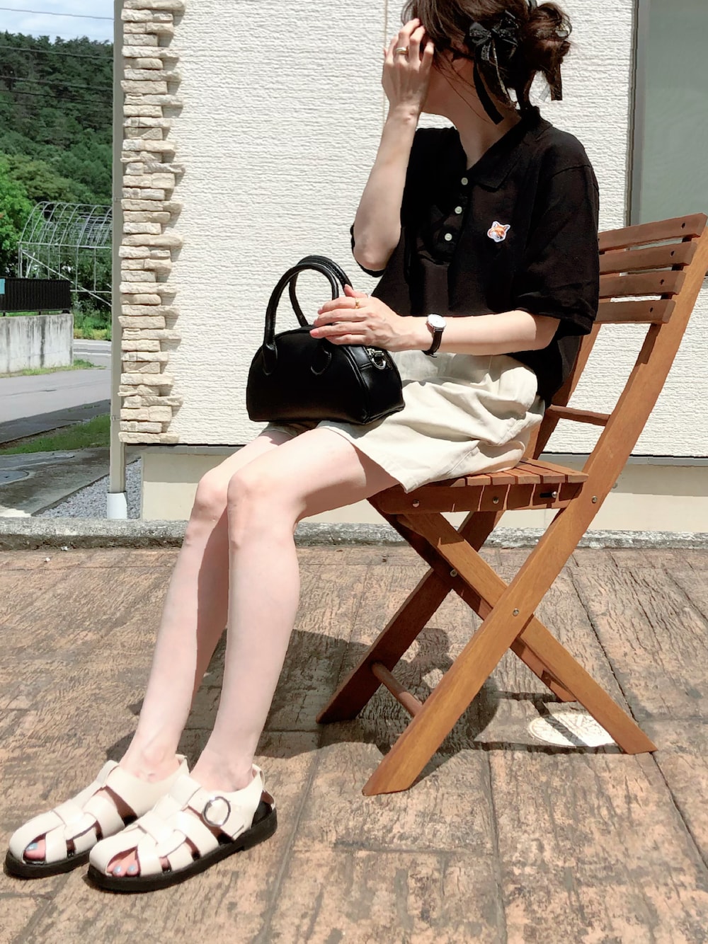 「ポロシャツ、ハーフパンツ、ショートパンツ、グルカサンダル、ミニバッグ、夏コーデ、カジュアル、ラクチンコーデ、オトナカジュアル、シンプルコーデ、夏、メンズライク、ヘアアレンジ」｜「Maison KitsuneのFOX HEAD PATCH CLASSIC POLO（ポロシャツ、ブラック系）」を使った、コマさんさん（レディース・154cm）の夏コーディネートの1枚目の写真