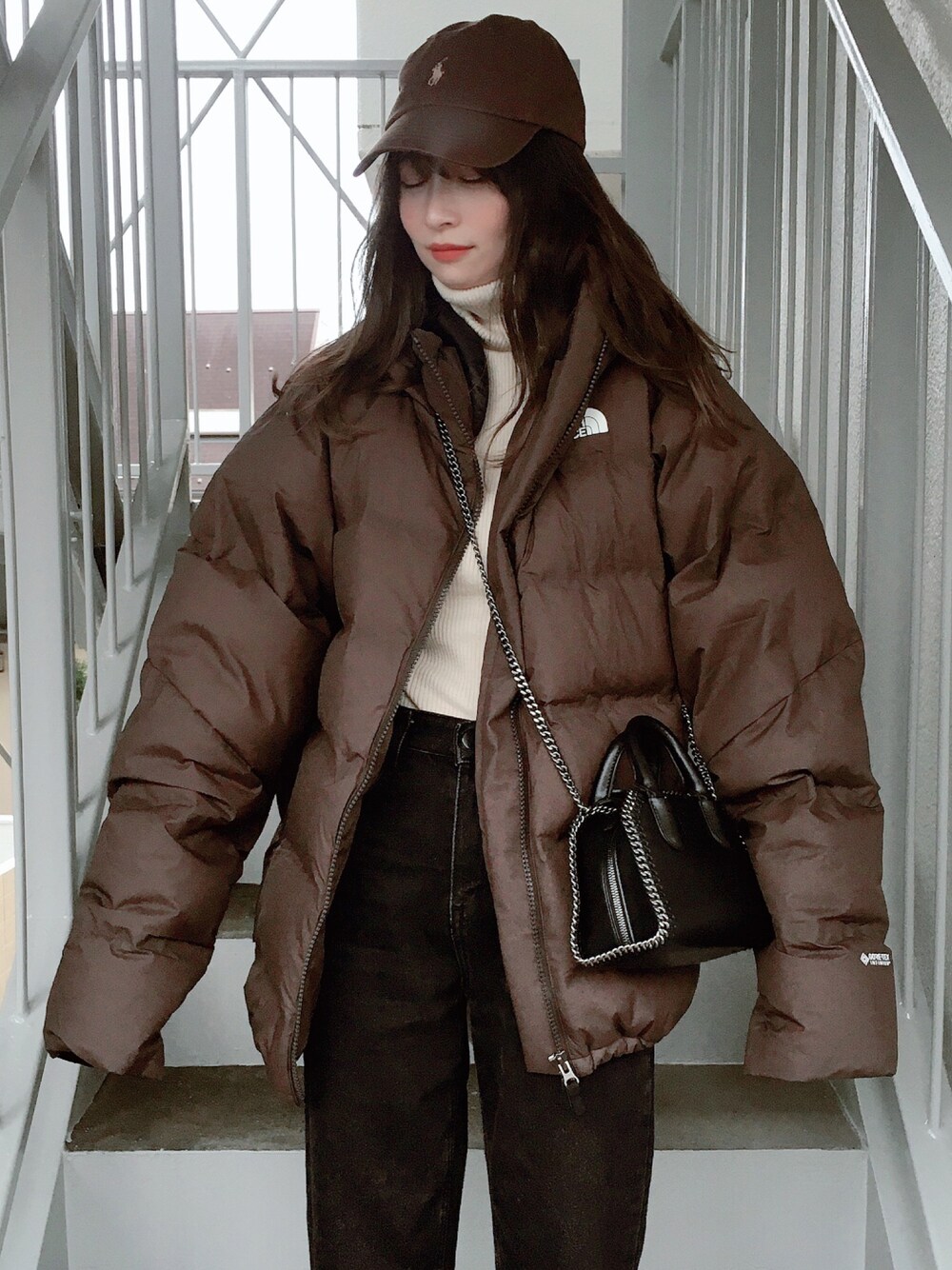 「キャップ、ダウンジャケット、THE NORTH FACE、タートルネックニット、タートルネック、デニム、秋冬コーデ、きれいめカジュアル、休日コーデ、大人かわいい、今日のコーデ、パンツコーデ、低身長コーデ、ニットコーデ、ブラウン」｜「POLO RALPH LAURENのコットン チノ ベースボール キャップ（キャップ、ブラウン系）」を使った、コマさんさん（レディース・154cm）の秋コーディネートの1枚目の写真