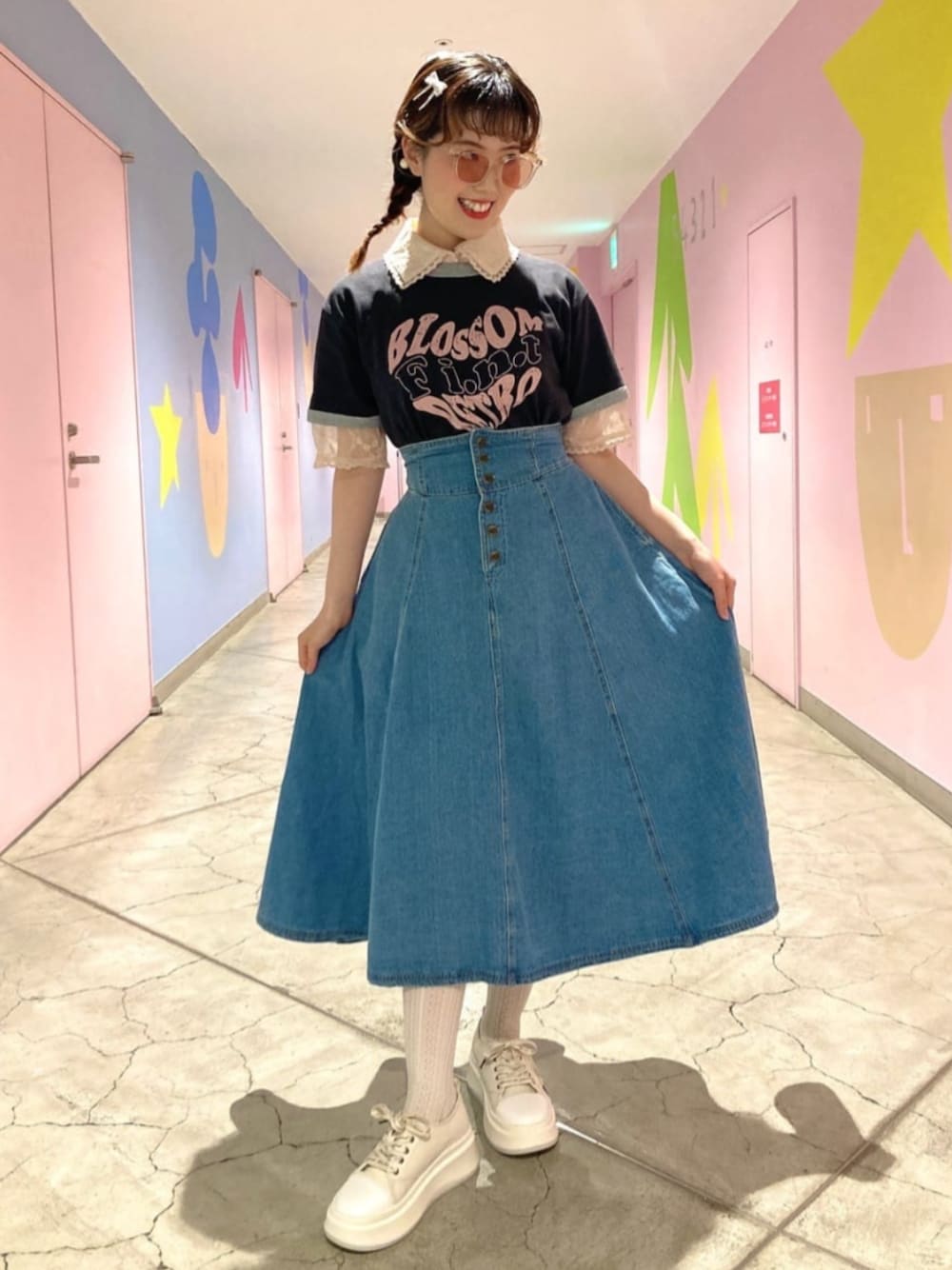ホワイト系のスニーカー、ブラック系のTシャツ/カットソー、ピンク系のシャツ/ブラウスを着用したレディースの春コーディネートの1枚目の写真