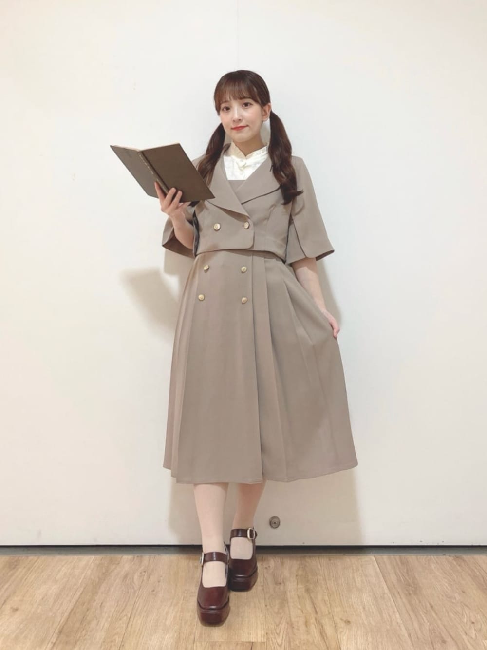 「fint、an another angelus、骨格ウェーブ、イエベ春、低身長、夏コーデ、秋コーデ、お出かけコーデ、プレッピー、セットアップスタイル、セットアップ、ジャケット、ジャンパースカート、ブラウン、厚底シューズ」｜「an another angelusの袖口プチリボンジャガードブラウス　夏服（シャツ/ブラウス、ホワイト系）」を使った、F i.n.tさん（骨格ウェーブ・レディース・150cm）の夏コーディネートの1枚目の写真