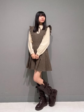 「アイテム（ジャンパースカート）」を使った、F i.n.tさん（レディース・165cm）の秋コーディネート