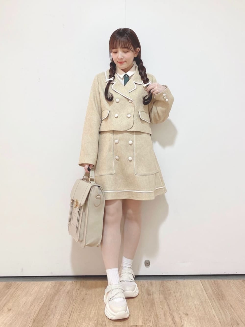 「fint、an another angelus、骨格ウェーブ、イエベ春、低身長、今日のコーデ、お出かけコーデ、プレッピー、セットアップスタイル、セットアップ、ジャケット、ミニスカート、ツイード、サッチェルバッグ、厚底シューズ」｜「F i.n.tのダブルベルト縦型サッチェルバッグ（ハンドバッグ、ベージュ系）」を使った、F i.n.tさん（骨格ウェーブ・レディース・150cm）の春コーディネートの1枚目の写真