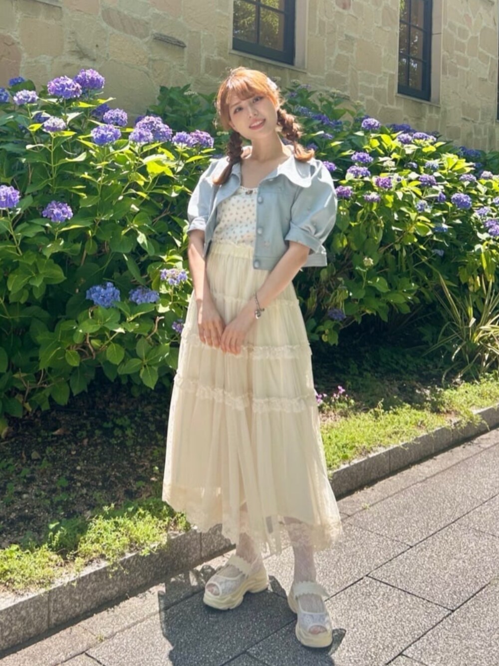 ホワイト系のサンダル、グレー系のその他アウター、ホワイト系のスカートを着用したレディースの夏コーディネートの1枚目の写真