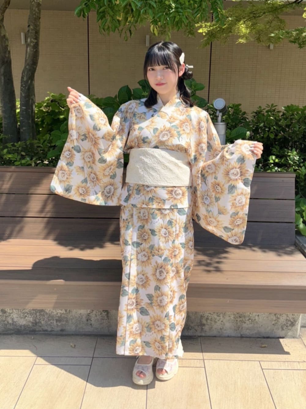 ホワイト系のサンダル、ホワイト系のヘアピン、ホワイト系の浴衣を着用したレディースの夏コーディネートの1枚目の写真