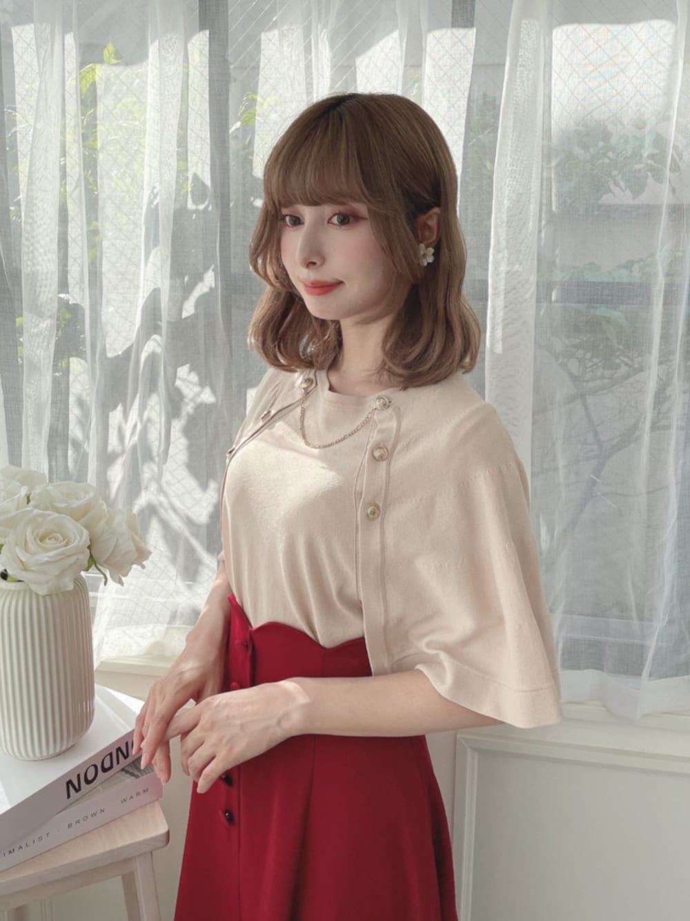 レッド系のスカートを着用したレディースの夏コーディネートの1枚目の写真