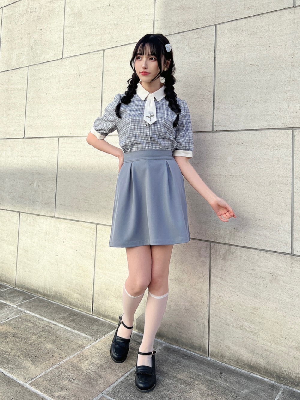 「fint、an another angelus、骨格ウェーブ、ブルベ、春コーデ、レトロ、ガーリー、ワントーンコーデ、ブラウス、チェック、刺繍、ミニスカート、バックリボン、ローファー」｜「F i.n.tのストラップローファー（ローファー、ブラック系）」を使った、F i.n.tさん（骨格ウェーブ・レディース・157cm）の春コーディネートの1枚目の写真