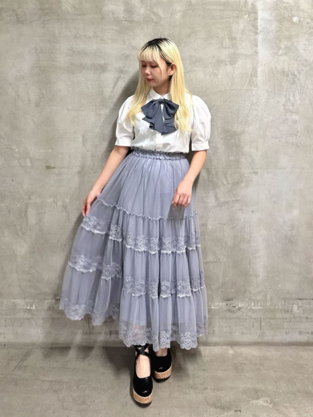 ホワイト系のシャツ/ブラウス、ブラック系のパンプス、グレー系のスカートを着用したレディースの夏コーディネートの1枚目の写真