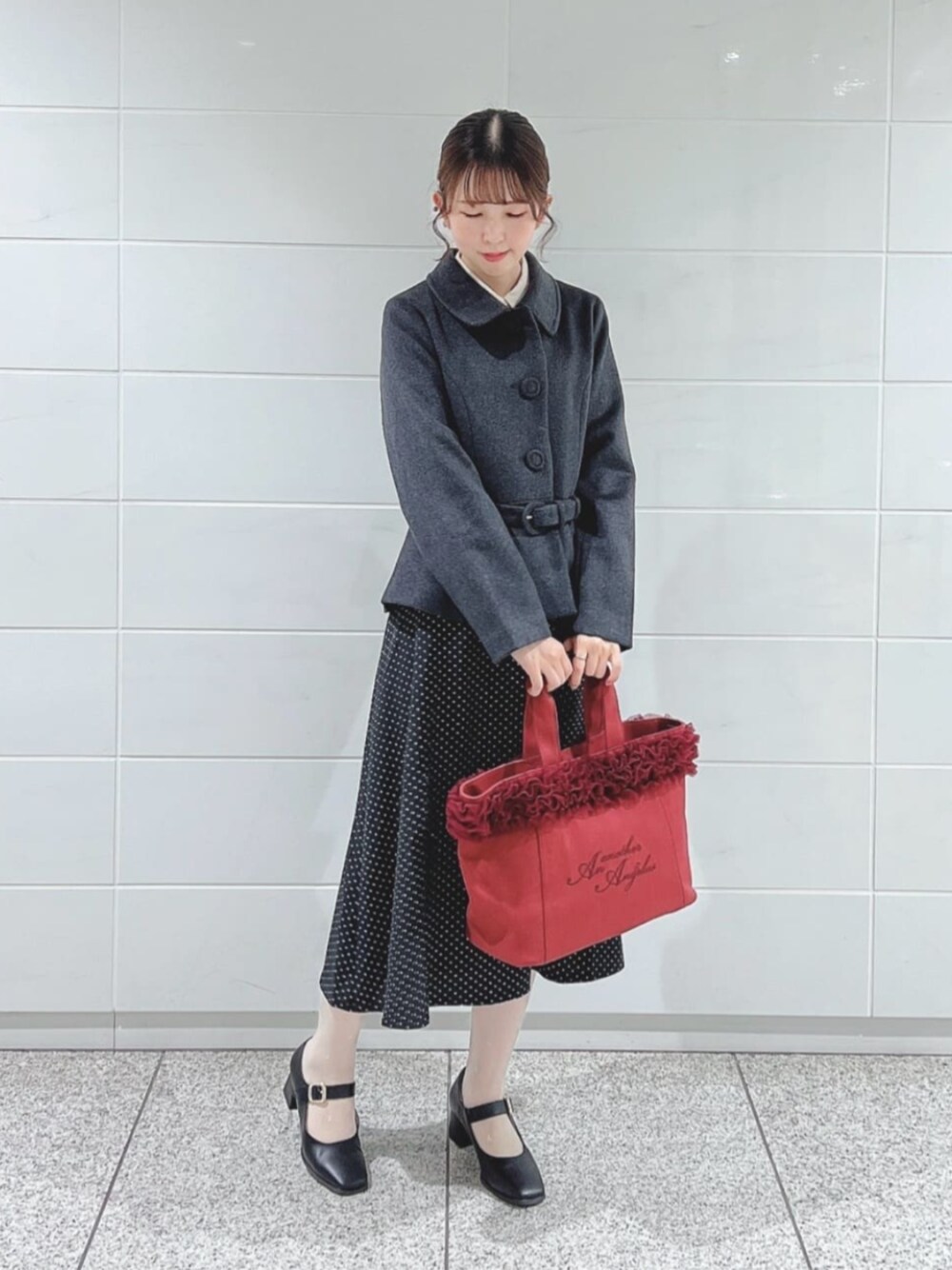 「fint、an another angelus、骨格ウェーブ、ブルベ夏、ワンピーススタイル、モノトーン、冬コーデ、ショートコート、ぺプラム、ワンピース、ドット、シャツワンピ、チュール、トートバッグ、パンプス」｜「an another angelusのボリュームチュールフリルキャンバストート（トートバッグ、レッド系）」を使った、F i.n.tさん（骨格ウェーブ・レディース・160cm）の冬コーディネートの1枚目の写真
