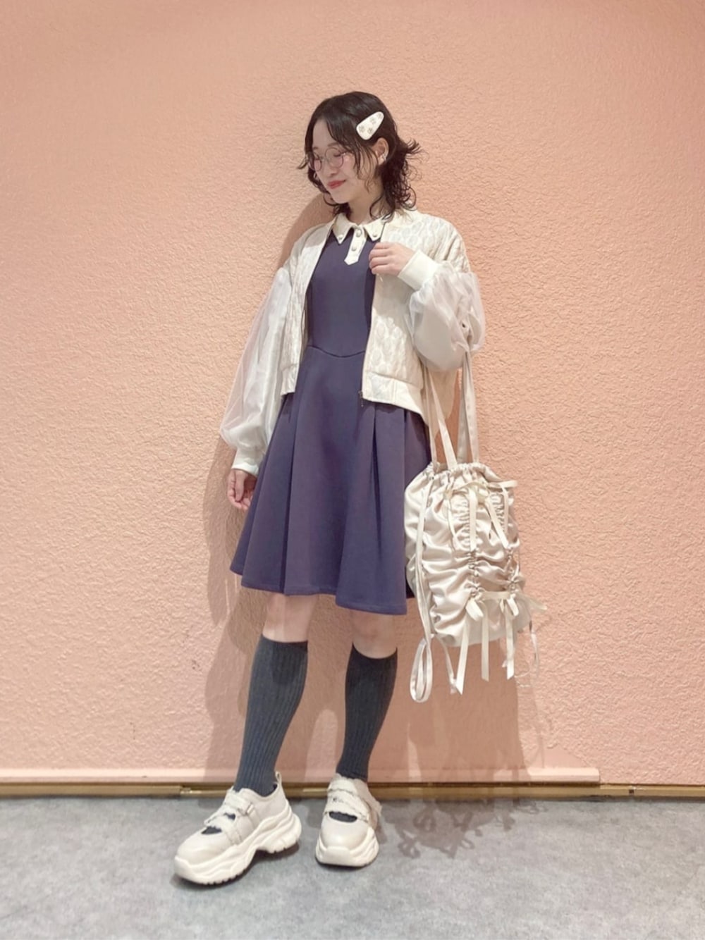 「fint、an another angelus、骨格ストレート、ブルベ夏、春コーデ、春夏コーデ、スポーティ、ガーリー、ワンピーススタイル、ワンピース、ニットワンピース、刺繍、ブルゾン、ジャガード、厚底シューズ」｜「F i.n.tの【LLサイズあり】レースベルクロ厚底スニーカー（スニーカー、ホワイト系）」を使った、F i.n.tさん（骨格ストレート・レディース・154cm）の春コーディネートの1枚目の写真