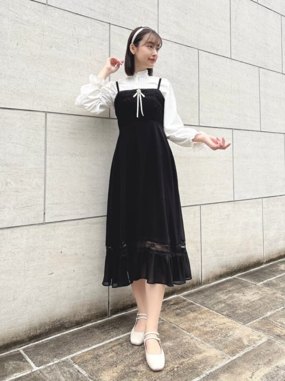 「fint、an another angelus、骨格ウェーブ、イエベ春、高身長女子、お出かけコーデ、春コーデ、モノトーン、モノトーンコーデ、ブラウス、レース、キャミワンピース、ワンピース、ワンピーススタイル、パンプス」｜「F i.n.tのミニリボンカチューシャ（カチューシャ、グレー系）」を使った、F i.n.tさん（骨格ウェーブ・レディース・165cm）の冬コーディネートの1枚目の写真