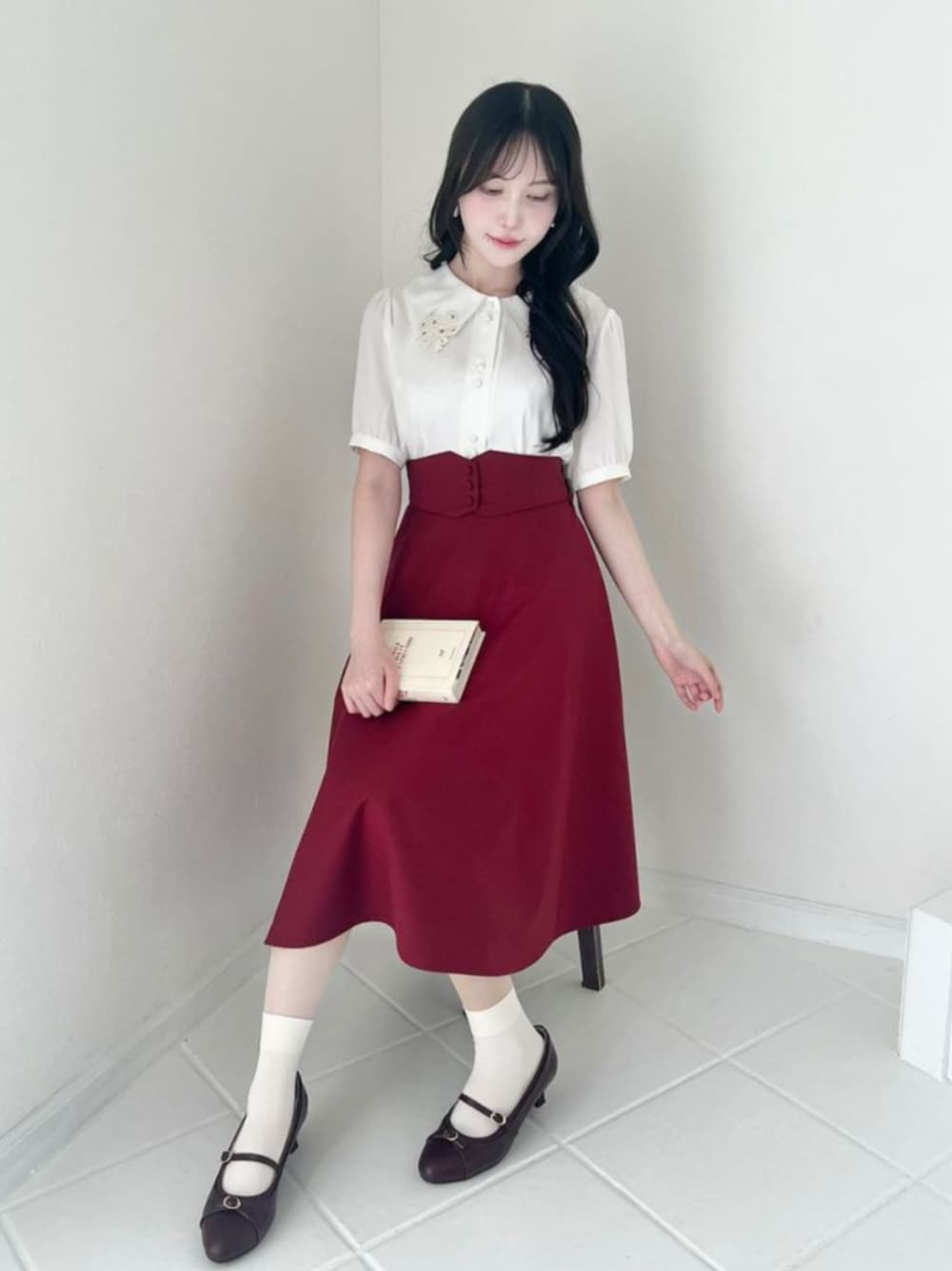 ホワイト系のシャツ/ブラウス、ブラウン系のショルダーバッグ、レッド系のパンプスを着用したレディースの秋コーディネートの1枚目の写真