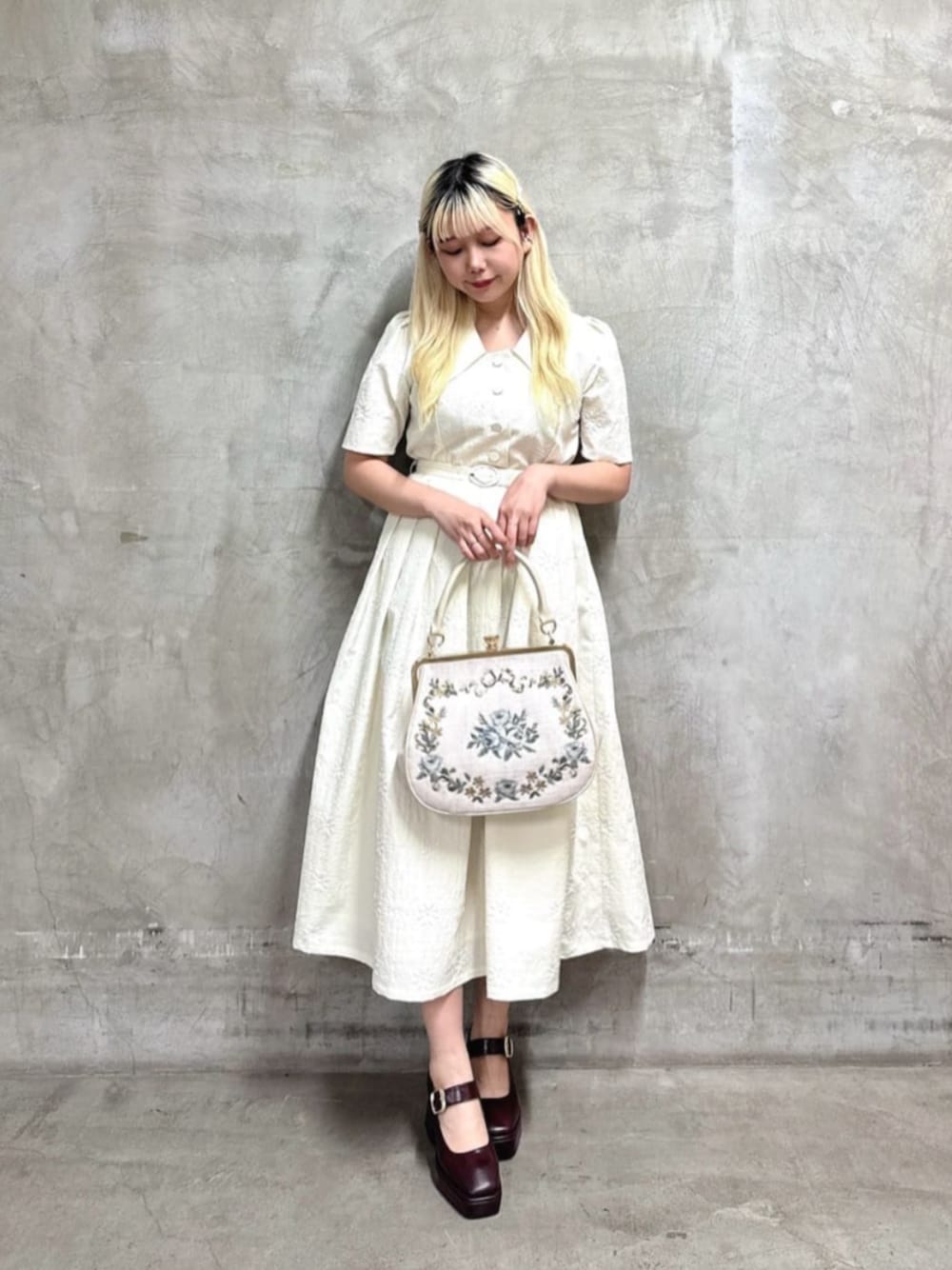 「アウトドアスタイル、fint、an another angelus、骨格ストレート、イエベ春、低身長、夏コーデ、お出かけコーデ、旅行、ワンピーススタイル、ワンピース、エンボス、刺繍、刺繍バッグ、厚底シューズ」｜「an another angelusのタイル風エンボス柄ワンピース（ワンピース、ホワイト系）」を使った、F i.n.tさん（骨格ストレート・レディース・153cm）の夏コーディネートの1枚目の写真