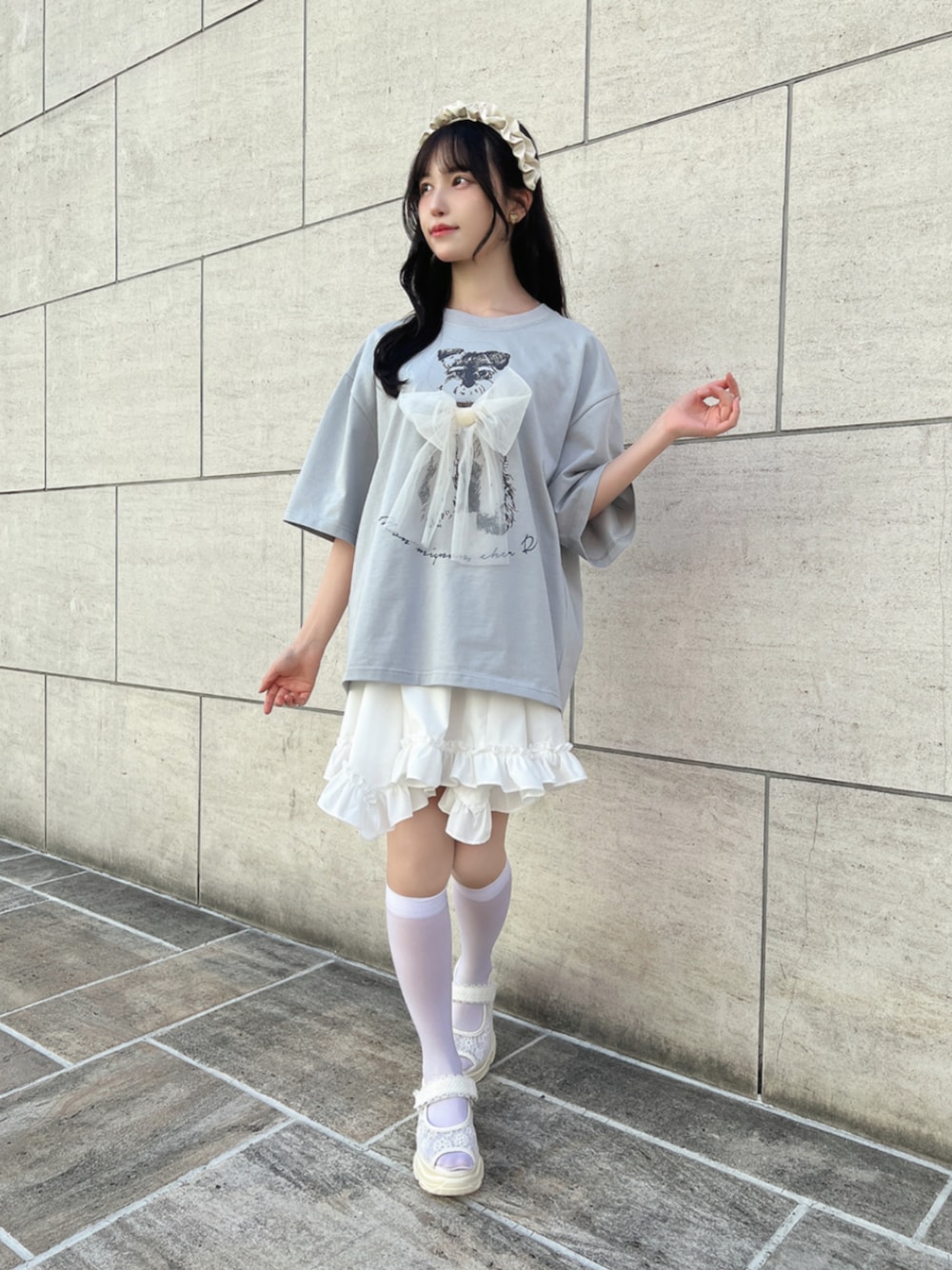 ホワイト系のスカート、ホワイト系のサンダル、グレー系のTシャツ/カットソーを着用したレディースの春コーディネートの1枚目の写真