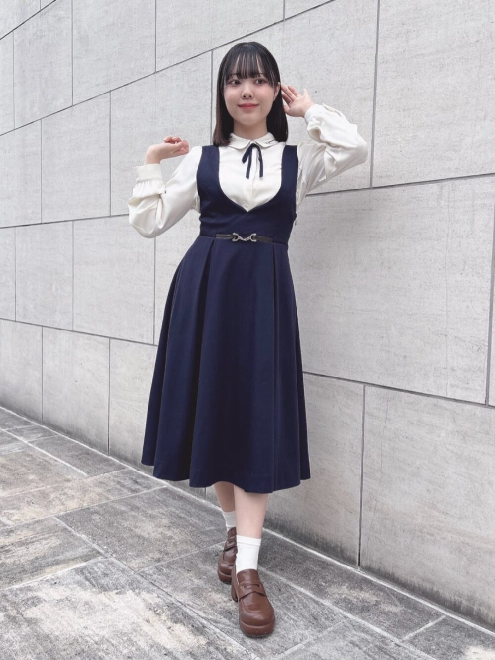 「fint、an another angelus、イエベ春、低身長、骨格ウェーブ、プレッピー、お出かけコーデ、秋冬コーデ、ブラウス、刺繍、リボン、ジャンスカ、ジャンパースカート、ネイビー、ローファー」｜「F i.n.tのレトロヒールローファー（ローファー、ブラウン系）」を使った、F i.n.tさん（レディース・153cm）の秋コーディネートの1枚目の写真