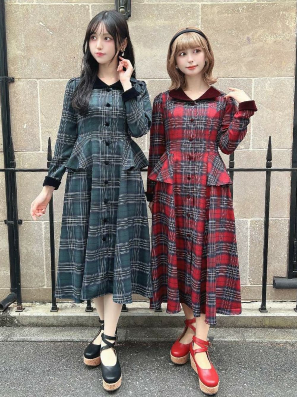 レッド系のパンプス、ブラック系のパンプス、レッド系のワンピースを着用したレディースの秋コーディネートの1枚目の写真