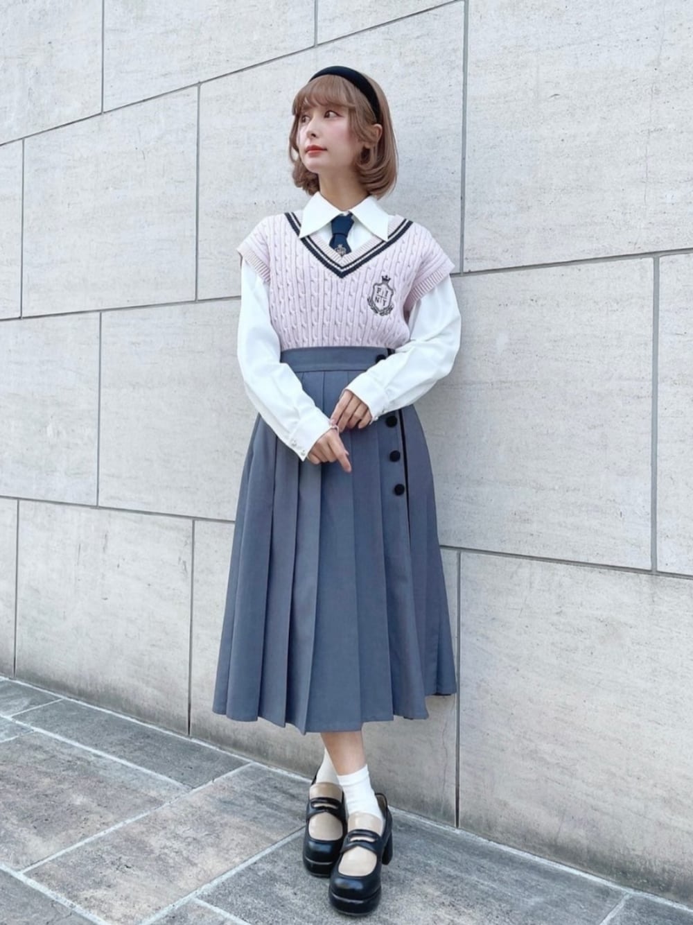 「fint、an another angelus、骨格ウェーブ、イエベ春、低身長、スクールガール、プレッピー、ブラウス、ネクタイ、ベスト、ニット、ニットベスト、刺繍、プリーツスカート、ローファー」｜「F i.n.tのレトロヒールローファー（ローファー、ブラック系）」を使った、F i.n.tさん（骨格ウェーブ・レディース・152cm）の冬コーディネートの1枚目の写真