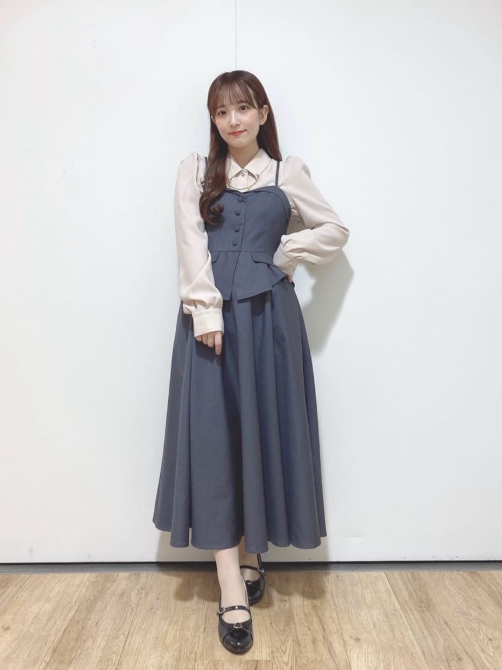 ブラック系のパンプス、ピンク系のシャツ/ブラウス、グレー系のワンピースを着用したレディースの秋コーディネートの1枚目の写真