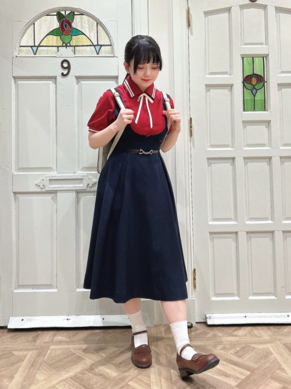 「fint、an another angelus、骨格ストレート、ブルベ冬、春コーデ、夏コーデ、お出かけコーデ、今日のコーデ、ポロシャツ、リボン、赤、ジャンパースカート、ジャンスカ、ネイビー、ローファー」｜「F i.n.tのダブルベルト縦型サッチェルバッグ（ハンドバッグ、ベージュ系）」を使った、F i.n.tさん（骨格ストレート・レディース・156cm）の春コーディネートの1枚目の写真
